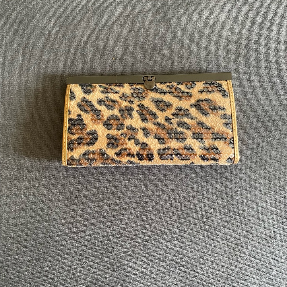Leopard clutch